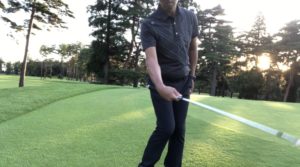 右手をしゃくり上げる。