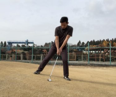 左足下がりの傾斜からのアプローチの打ち方。シンプルがベストです。