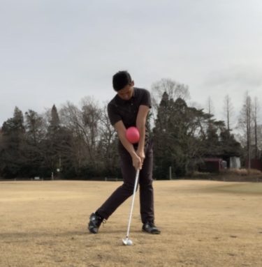 体と腕の同調感があるとショットの安定感が増す。オススメの練習方法