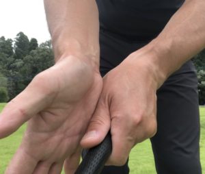 ゴルフ 左手の親指の付け根が痛い グリップの握り方に問題