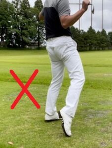 ゴルフ 右膝が前に出るとミート率が落ちる 正しい動かし方