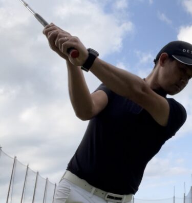 ゴルフスイングの右肘の使い方。細かく【写真図解】で解説。