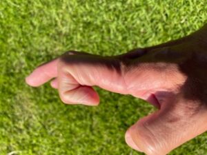 ゴルフ グリップの握り方 右手の親指の置き場所を紹介