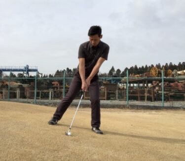 左足下がりのボールの位置。違ったらミスが出やすくなります。